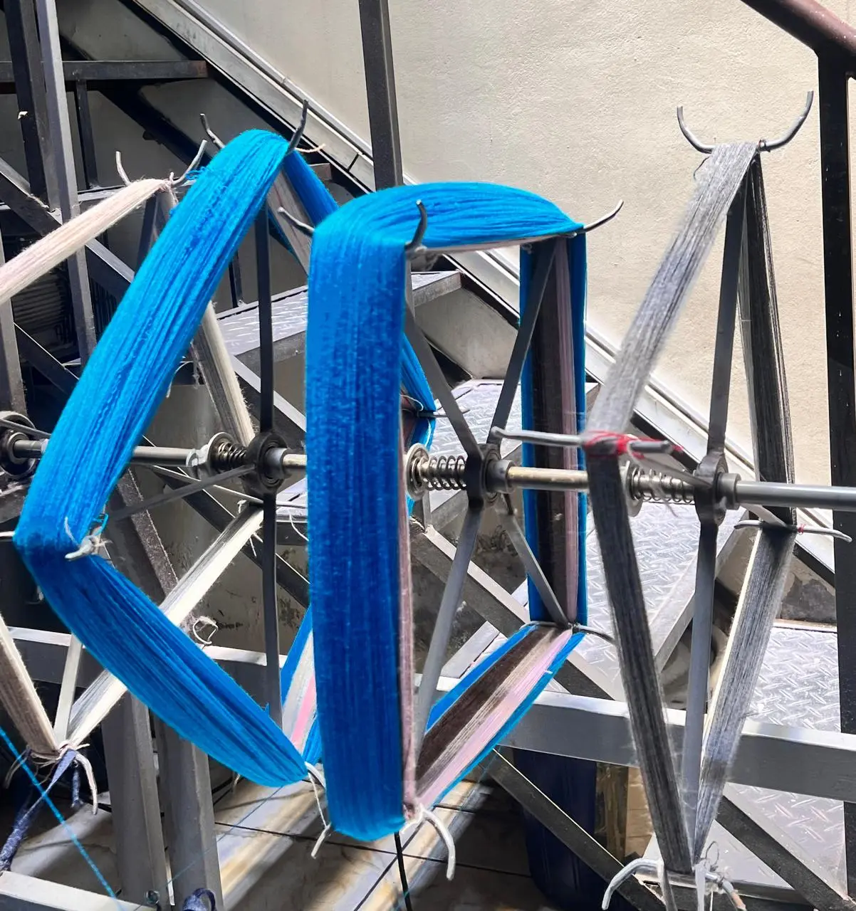 Manos trabajando con fibra de alpaca